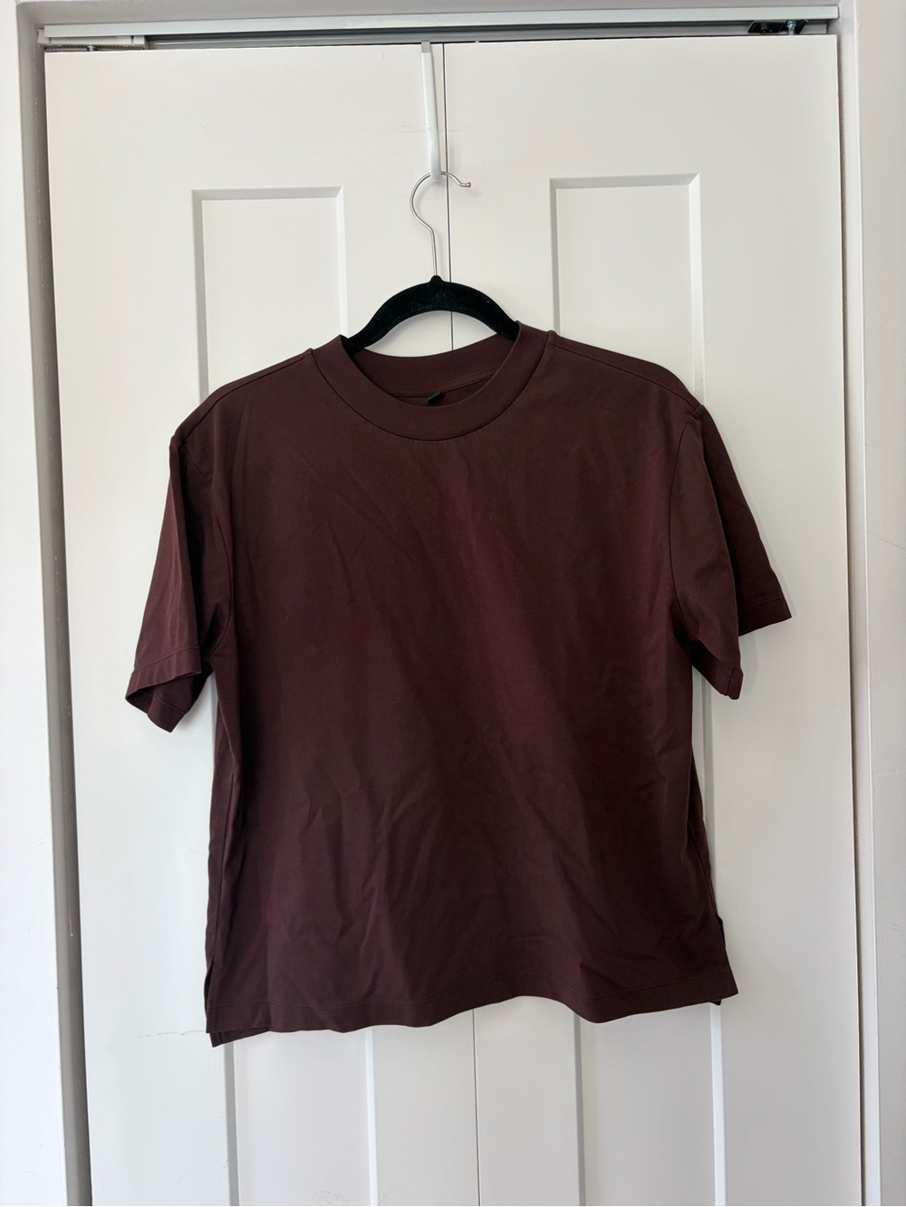 Uniqlo Men's Crew Neck T-Shirt in Deep Brown